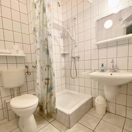 Guszti Homestay *
