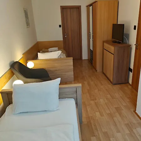 Homestay Guszti *